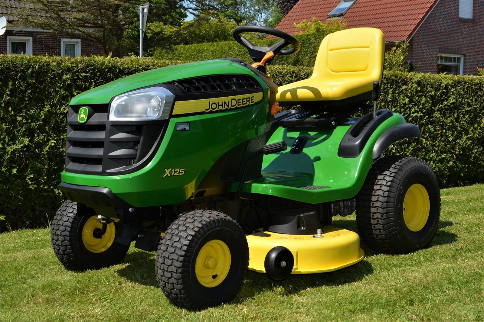 Traktor kosilica kosi veliku zelenu površinu